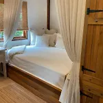 Boutique Beach Cottage - Steps To Beach